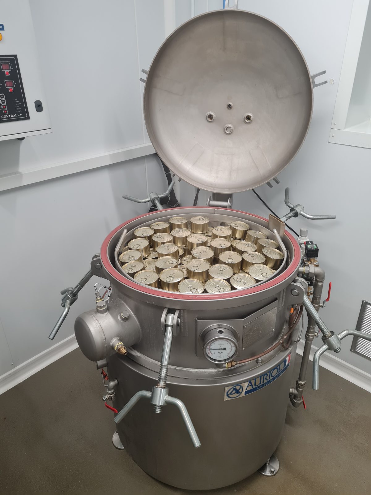 Transformation des conserves à l'atelier de la SICA des produits fermiers de Vaour